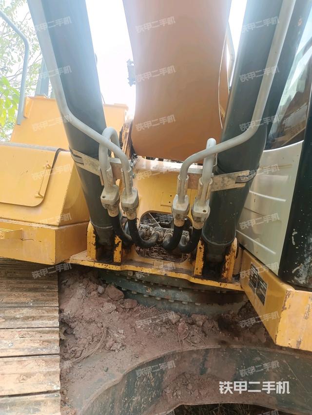 小臂整体右前(工作和回转装置) 小臂整体右前(工作和回转装置)