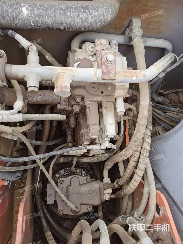 回转马达和主控阀（整机外观）