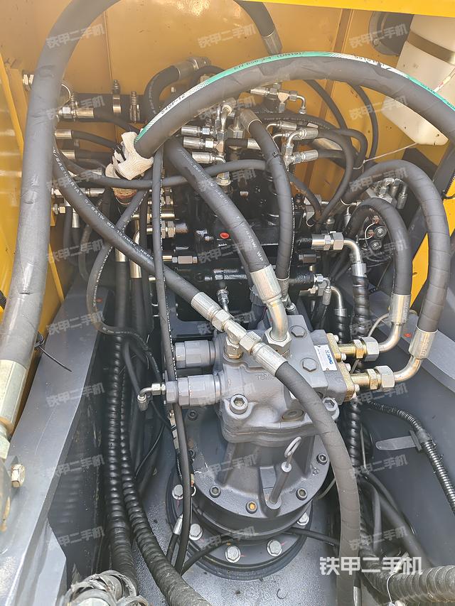 回转马达和主控阀（整机外观）