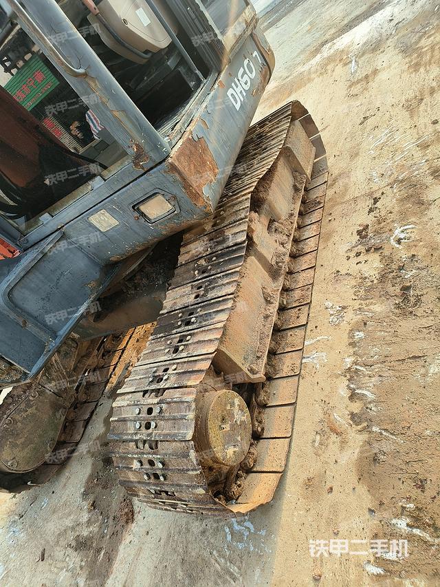 回转马达和主控阀（整机外观）