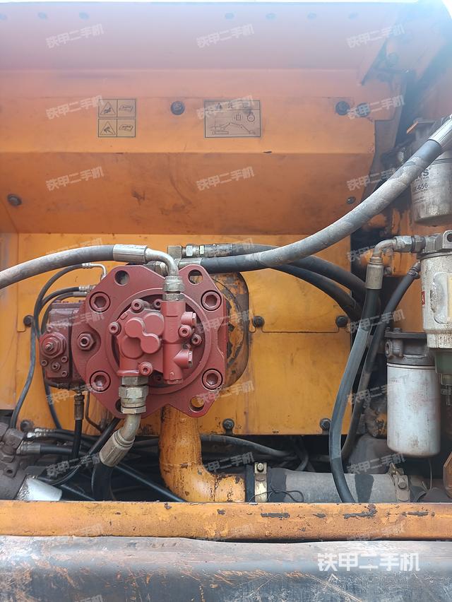 液压泵舱室正面整体（整机外观）