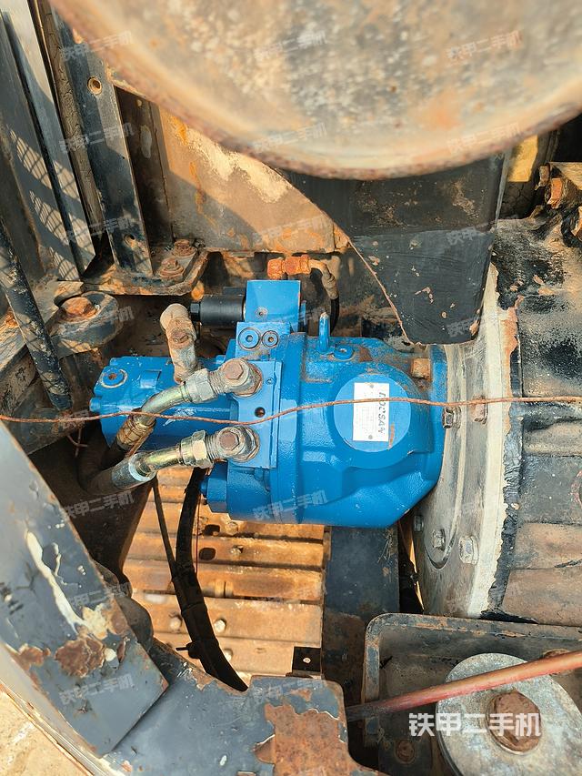 液压泵舱室正面整体（整机外观）