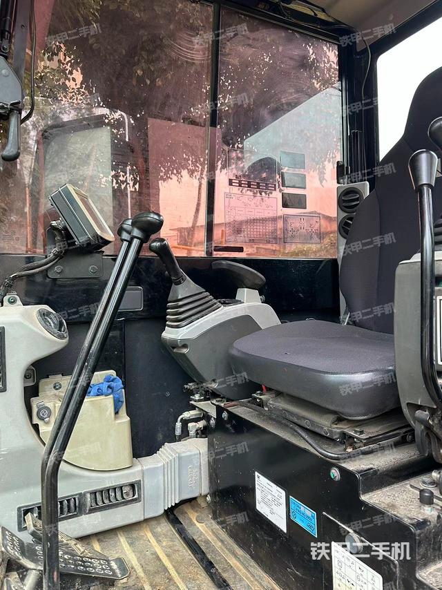 驾驶室顶部（整机外观）