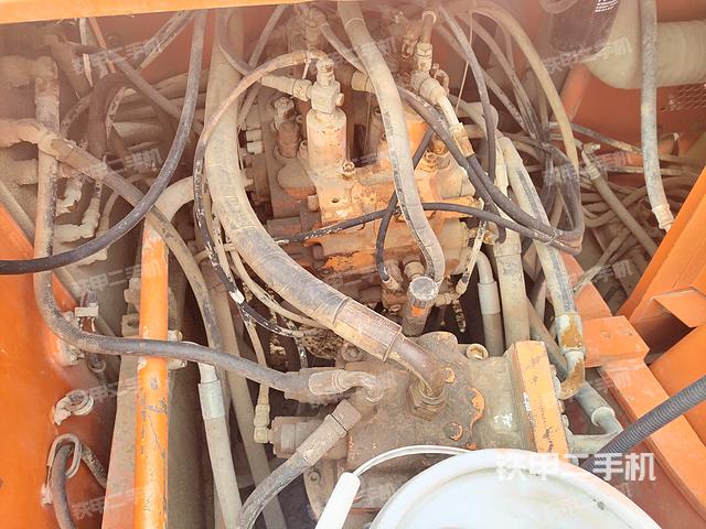 回转马达和主控阀（整机外观）