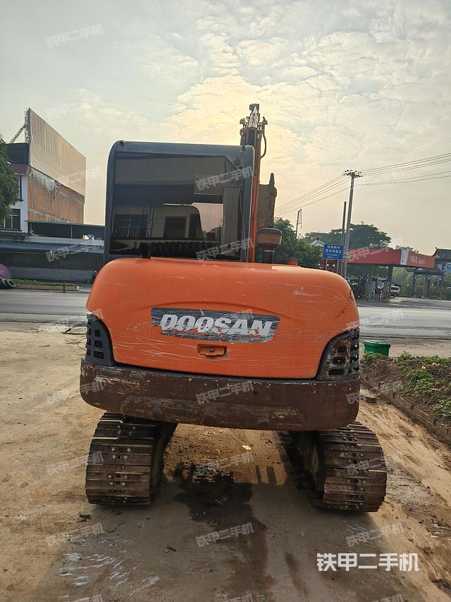 驾驶室顶部（整机外观）