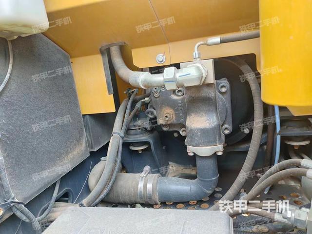 液压泵舱室正面整体（整机外观）