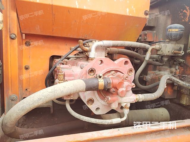 液压泵舱室正面整体（整机外观）