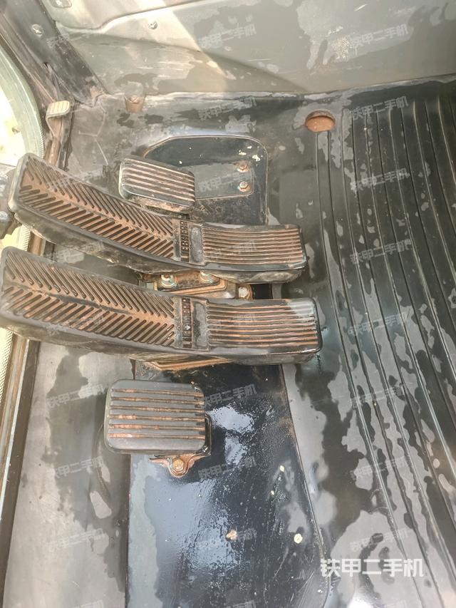 行走控制手柄和踏板 俯拍(驾驶室部分) 行走控制手柄和踏板 俯拍(驾驶室部分)