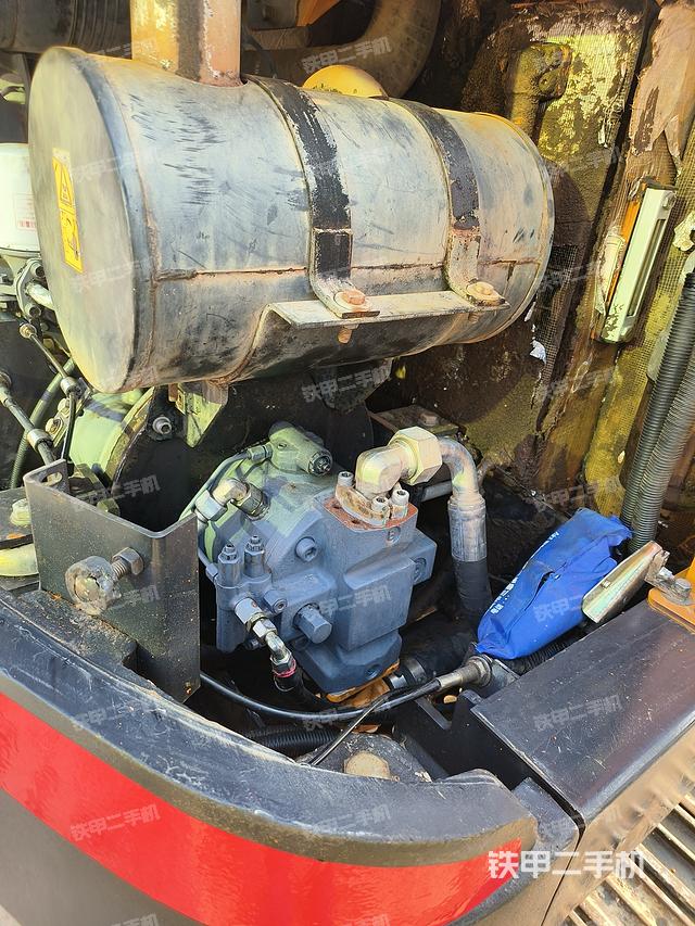 液压泵舱室正面整体（整机外观）