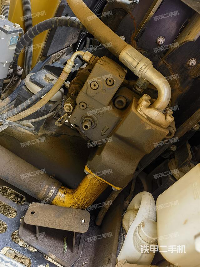 液压泵舱室正面整体（整机外观）