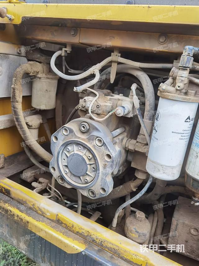 液压泵舱室正面整体（整机外观）