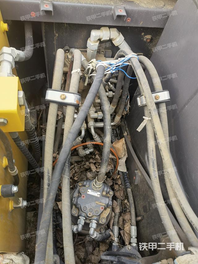 回转马达和主控阀（整机外观）