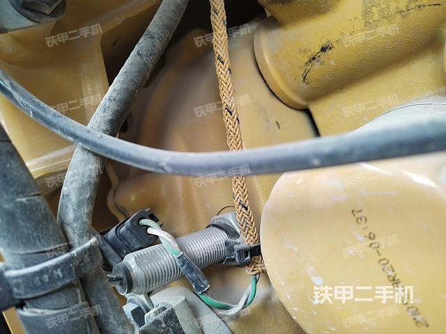 液压泵舱室正面整体（整机外观）