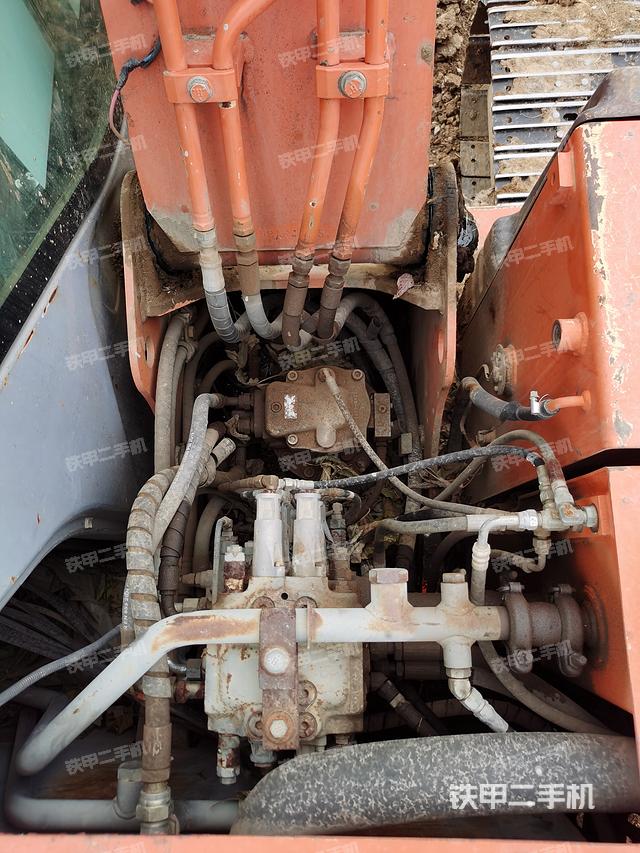 回转马达和主控阀（整机外观）