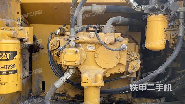 液压泵舱室正面整体（整机外观）