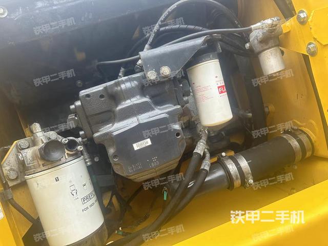 液压泵舱室正面整体（整机外观）