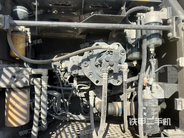 液压泵舱室正面整体（整机外观）