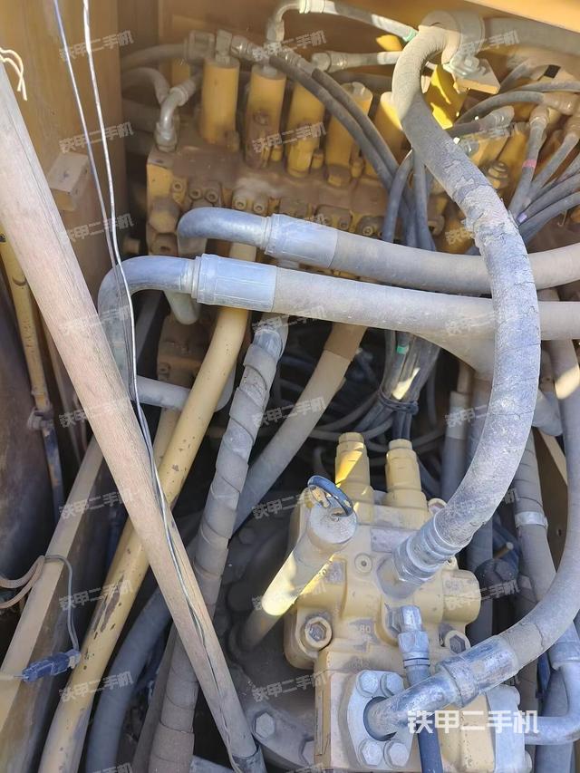 回转马达和主控阀（整机外观）