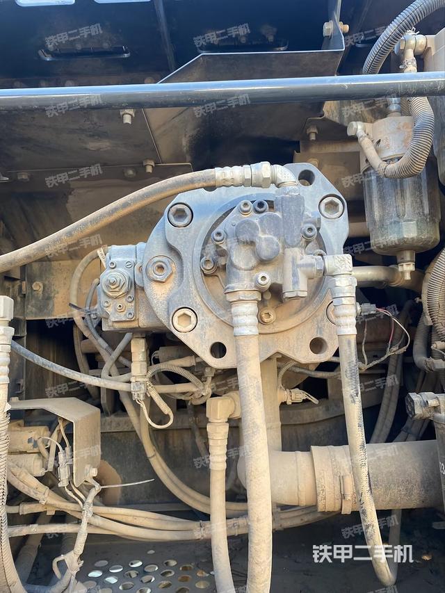 液压泵舱室正面整体（整机外观）