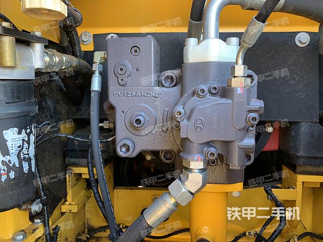 液压泵舱室正面整体（整机外观）