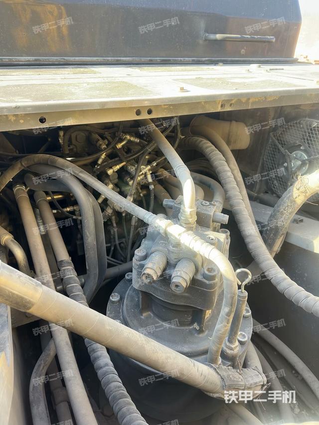 回转马达和主控阀（整机外观）