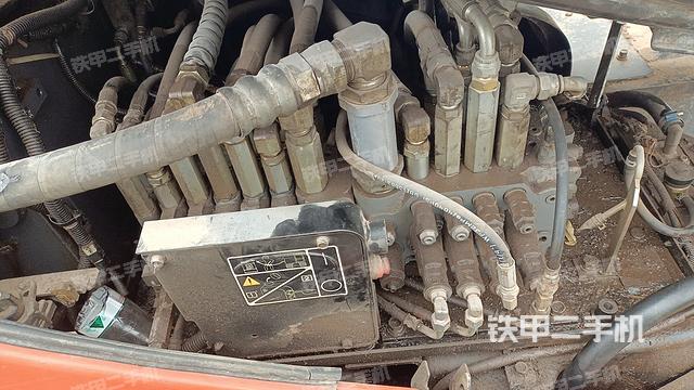 回转马达和主控阀（整机外观）