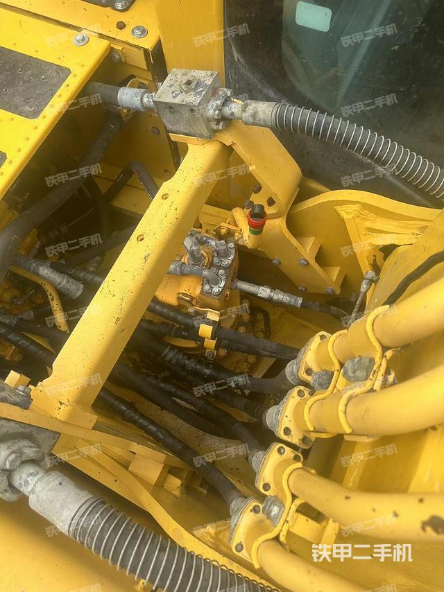 回转马达和主控阀（整机外观）