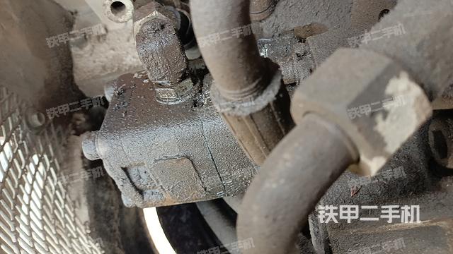 液压泵舱室正面整体（整机外观）