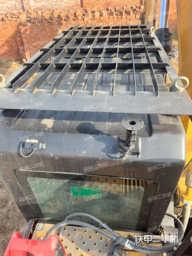 驾驶室顶部（整机外观）