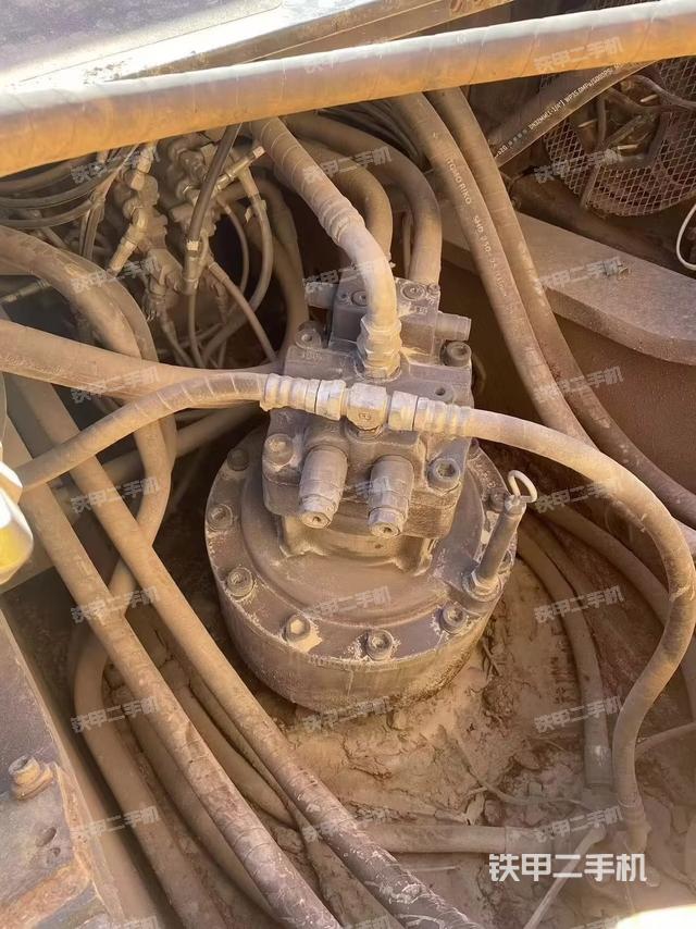 回转马达和主控阀（整机外观）