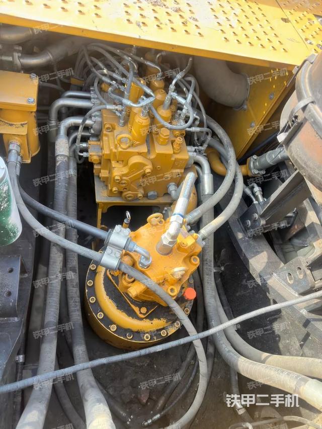 回转马达和主控阀（整机外观）