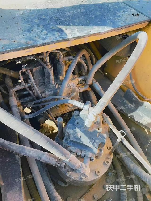 回转马达和主控阀（整机外观）