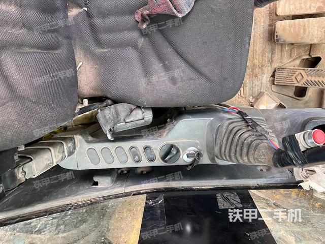 座椅右侧控制台/钥匙门/油门/含右手柄（驾驶室部分）