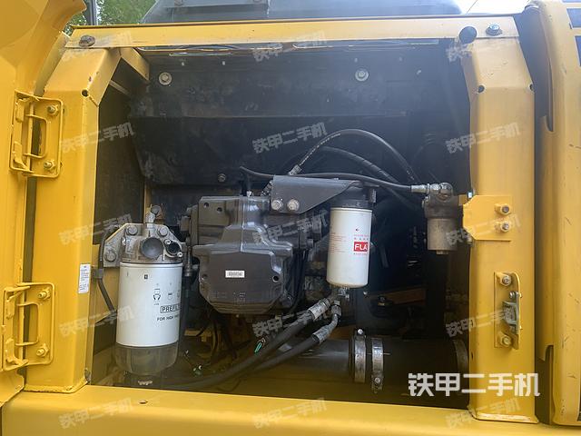 液压泵舱室正面整体（整机外观）