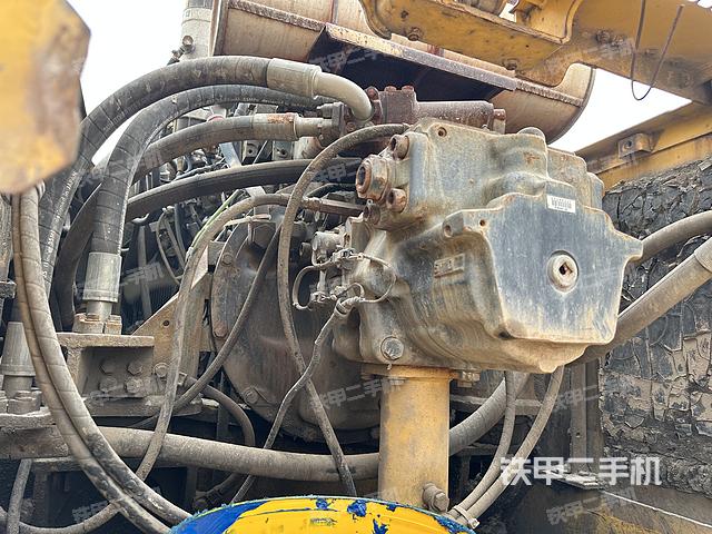 液压泵舱室正面整体（整机外观）