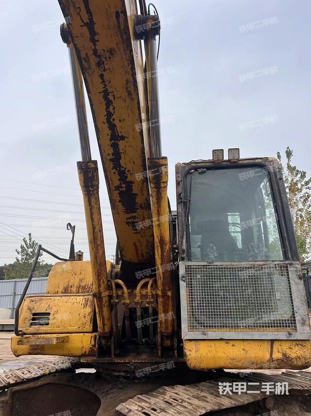 大臂油缸整体 竖拍（工作和回转装置）