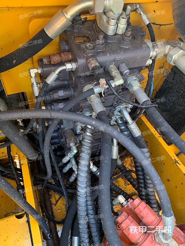 回转马达和主控阀（整机外观）