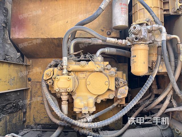 液压泵舱室正面整体（整机外观）