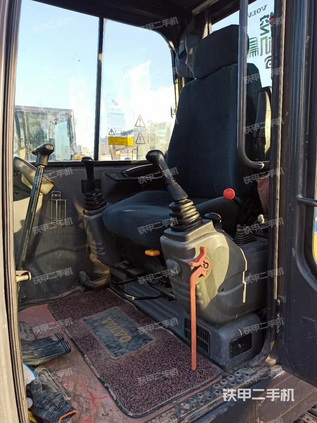 回转马达和主控阀（整机外观）