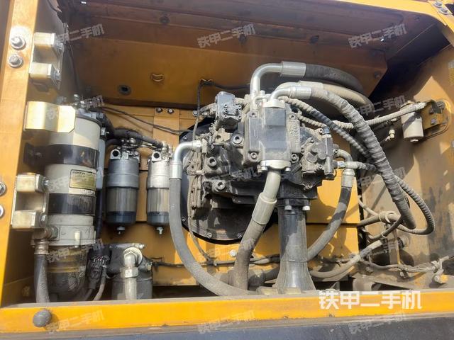 液压泵舱室正面整体（整机外观）