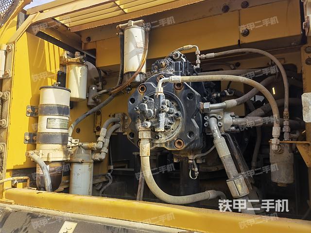 液压泵舱室正面整体（整机外观）