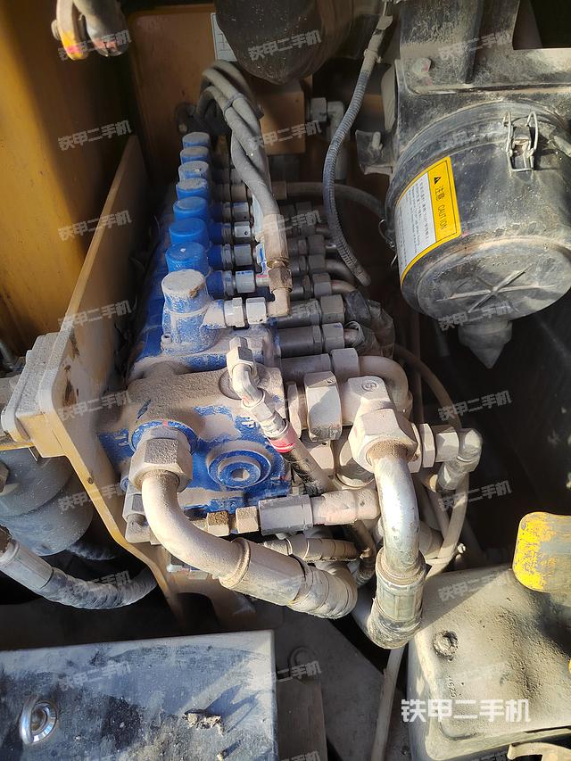 回转马达和主控阀（整机外观）