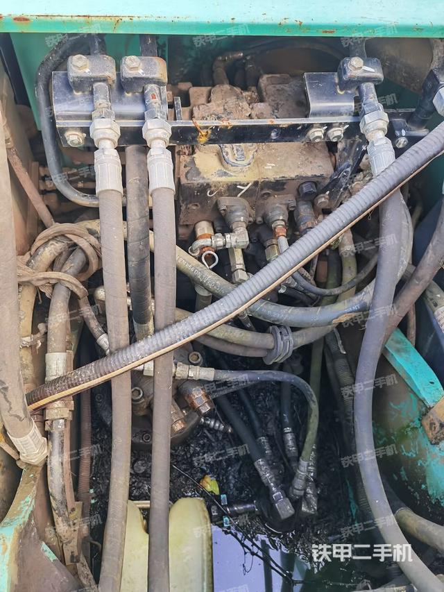 回转马达和主控阀（整机外观）