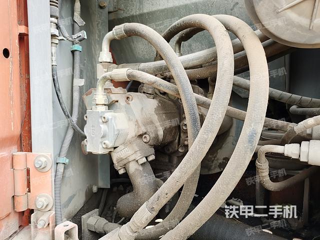 液压泵舱室正面整体（整机外观）