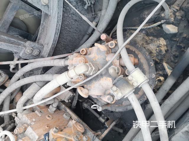 回转马达和主控阀（整机外观）