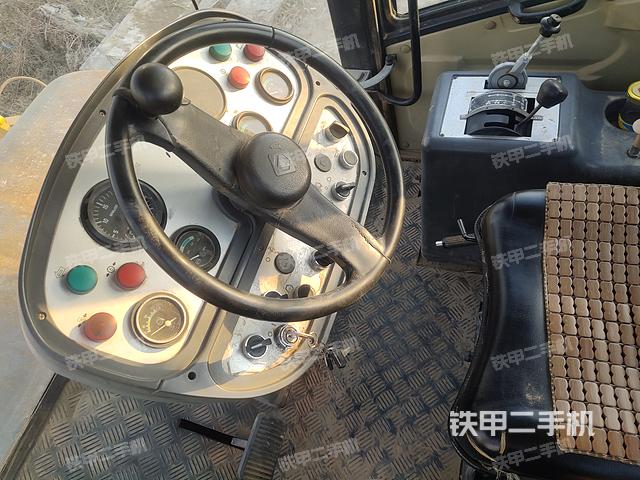 驾驶室操作台（设备外观及核心部件）