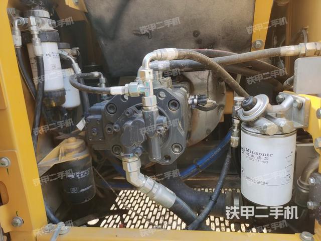 液压泵舱室正面整体（整机外观）