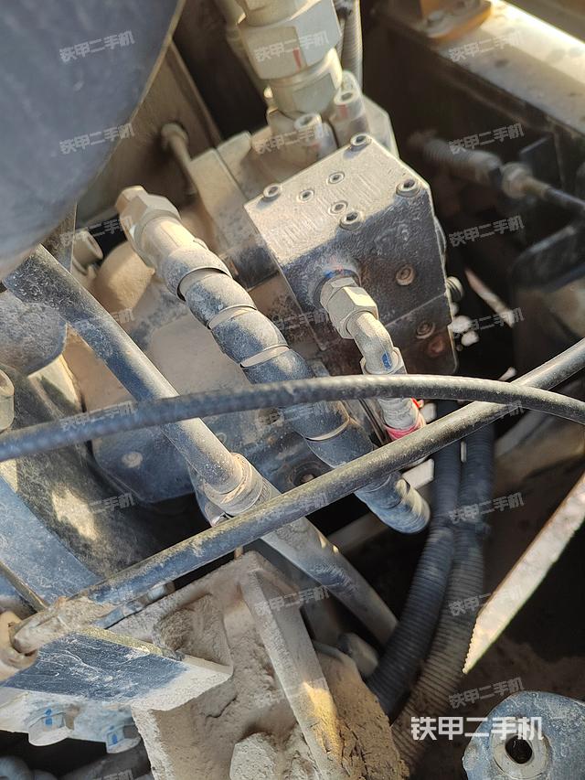 液压泵舱室正面整体（整机外观）