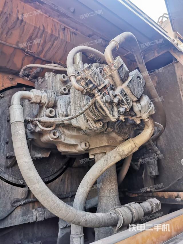 液压泵舱室正面整体（整机外观）