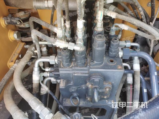 回转马达和主控阀（整机外观）